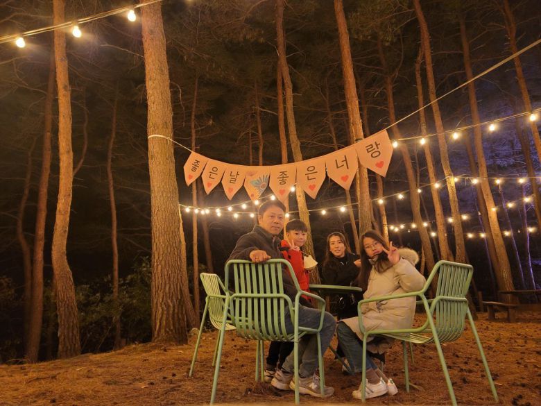 야간개장하는 강릉솔향수목원에서 단란한 시간을 보낸 김지나 씨 가족. 김지나 씨 제공