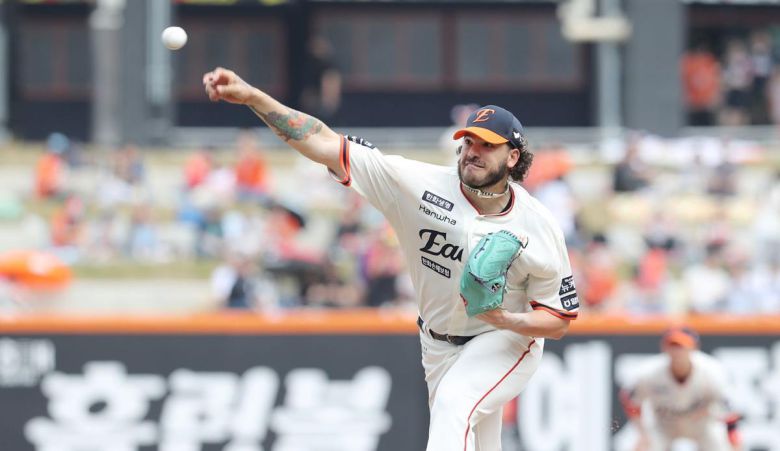 한화 선발 투수 폰세가 20일 대전 한화생명 볼파크에서 열린 NC와의 안방경기에서 역투하고 있다. 폰세는 이날 7이닝 1피안타 무사사구 13탈삼진 무실점의 완벽한 투구로 팀의 7-1 승리를 이끌었다. 한화 제공