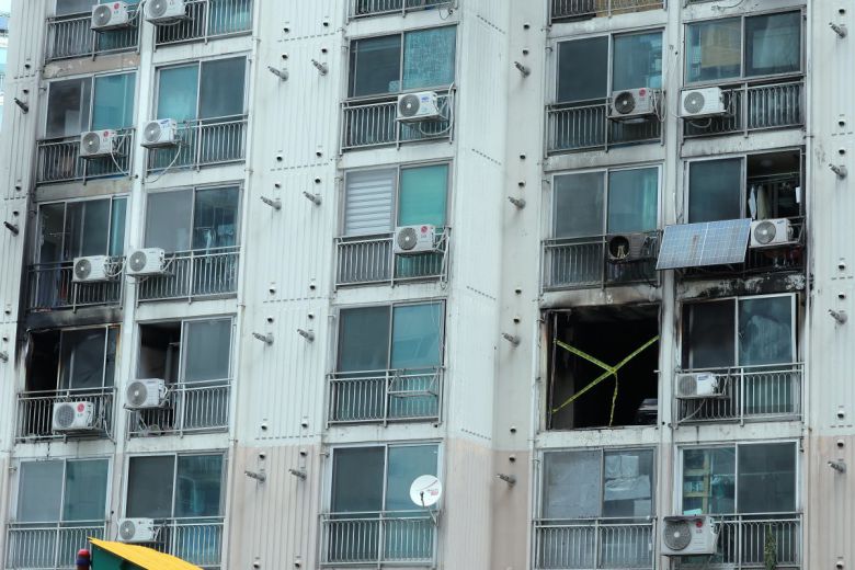 21일 서울 관악구 봉천동의 한 아파트에서 화재가 발생, 진화 작업 후 현장이 검게 그을려 있다. 2025.4.21/뉴스1