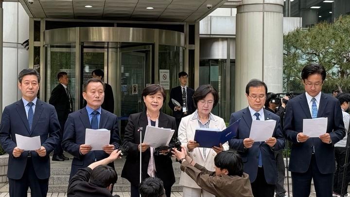 [서울=뉴시스]더불어민주당 윤석열 내란진상조사단은 21일 오전 서울 서초구 서울중앙지법 앞에서 내란 혐의 불공정 재판에 대해 항의하는 기자회견을 진행했다. (사진=서영교 민주당 의원실 제공) 2025.04.21