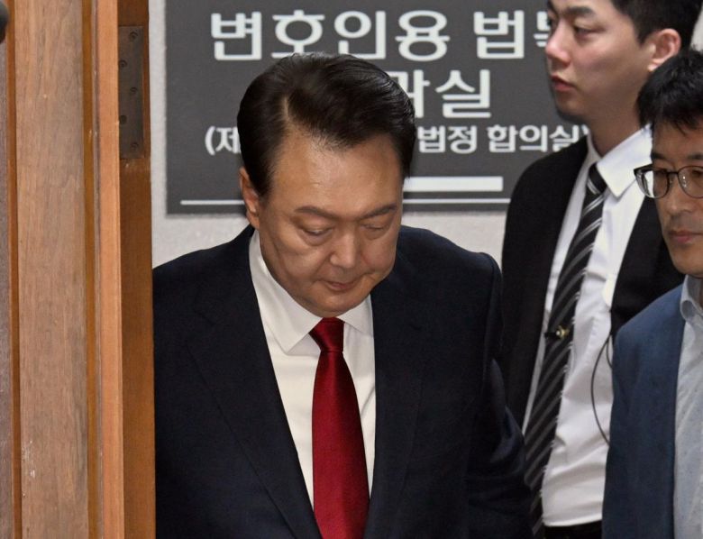 윤석열 전 대통령이 21일 서울 서초동 서울중앙지법에서 열린 내란 우두머리 혐의 형사재판 2번째 공판에 출석하고 있다. 사진공동취재단