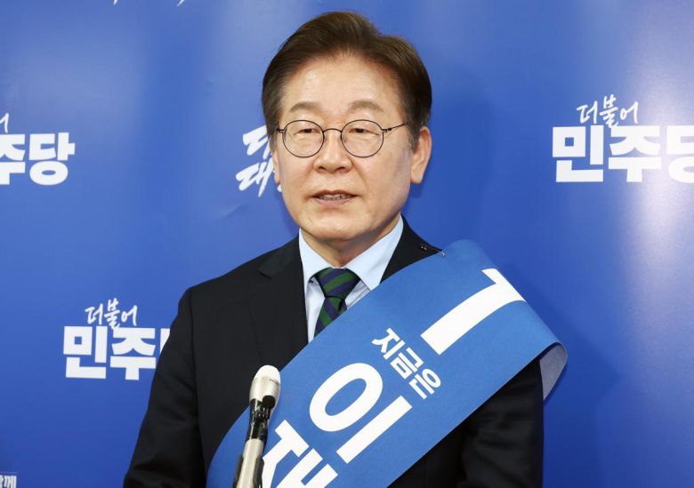 이재명 더불어민주당 대선 경선 후보가 19일 충북 청주체육관에서 열린 제21대 대통령선거 후보자 선출을 위한 충청권 합동연설회를 마치고 충청 경선 승리 소회를 밝히고 있다. 2025.4.19. 뉴스1