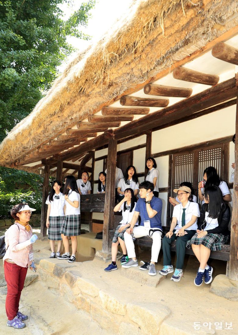 강진군 강진읍 영랑 생가에서 푸소체험에 참가한 고등학생들이 문화해설사에게 영랑에 대해 설명을 듣고 있다. 동아일보DB