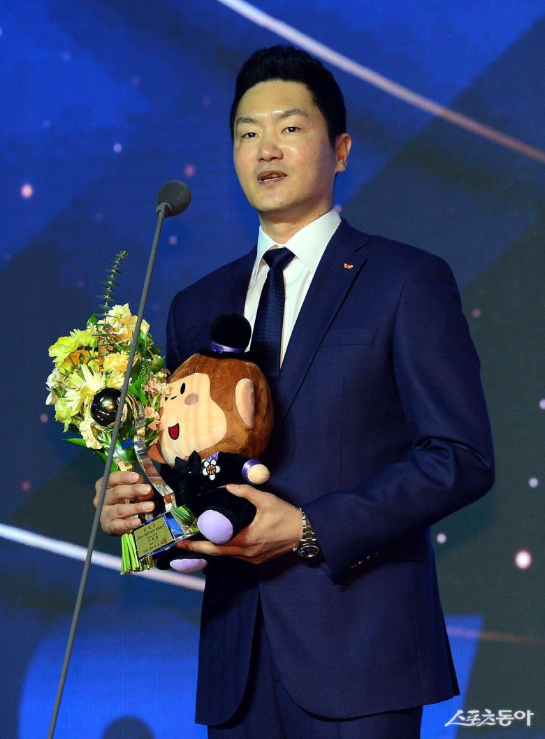 2024~2025시즌 프로농구 통합우승에 도전하는 전희철 SK 감독. 사진은 전 감독이 9일  열린 프로농구 정규리그 시상식에서 감독상을 수상하는 모습.  동아일보DB