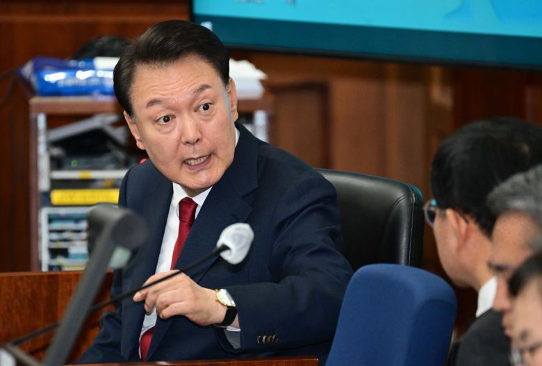 12·3 비상계엄을 선포해 내란 우두머리 혐의로 재판에 넘겨진 윤석열 전 대통령이 21일 오전 서울 서초구 서울중앙지법 417호 법정에 앉아 변호인단과 대화를 하고 있다.  2025.4.21/뉴스1