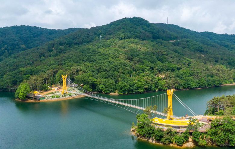 장성호 수변길의 옐로우출렁다리. 장성군 제공