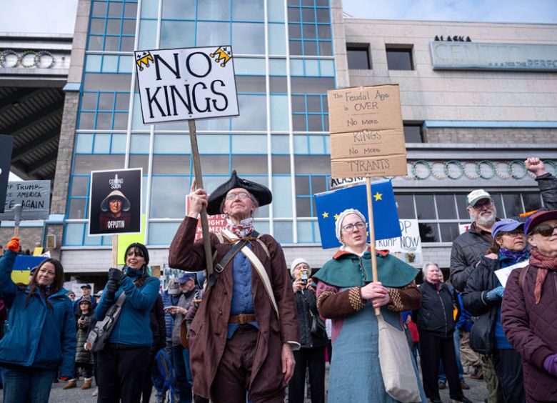 19일(현지 시간) 미국 알래스카주 앵커리지에서 미국 독립 당시인 18세기 복장을 한 시민들이 도널드 트럼프 대통령을 ‘왕’에 빗대 ‘왕은 없다’는 팻말을 들었다. 앵커리지=AP 뉴시스