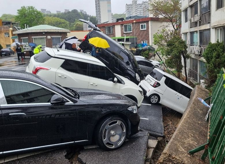 22일 오후 1시 10분께 경기 남양주시 화도읍 한 아파트 지상주차장 옹벽이 붕괴돼 차량 6대가 파손됐다. (독자제공) 2025.4.22 (남양주=뉴스1)