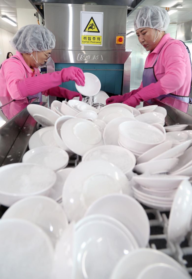 충북 청주시는 지난해 다회용기 공급을 통해 총 104.3t의 1회용품을 줄이고, 무인회수기 8곳에서 약 9만2000개의 캔과 23만8000개의 투명페트병을 회수하는 등 자원순환도시 청주 실현을 위해 노력하고 있다. 사진은 다회용기 세척센터 모습. 청주시 제공