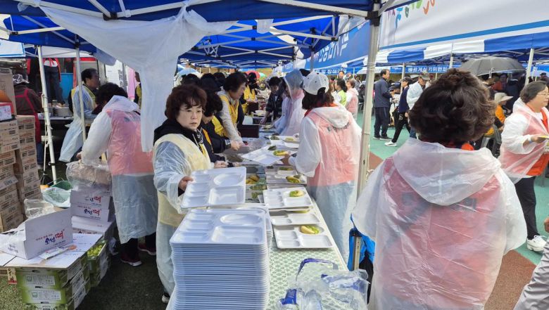 충북 청주시는 지난해 다회용기 공급을 통해 총 104.3t의 1회용품을 줄이고, 무인회수기 8곳에서 약 9만2000개의 캔과 23만8000개의 투명페트병을 회수하는 등 자원순환도시 청주 실현을 위해 노력하고 있다. 사진은 지역축제 때 다회용기 사용 모습. 청주시 제공