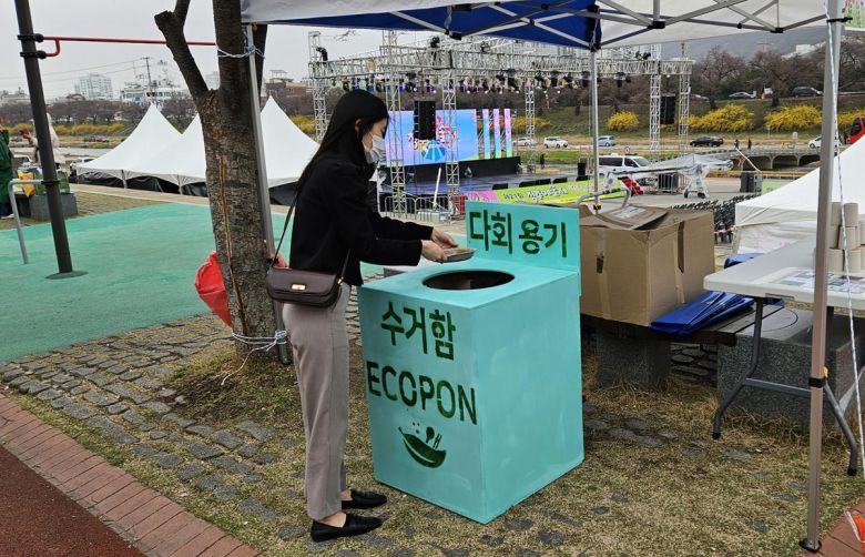 충북 청주시는 지난해 다회용기 공급을 통해 총 104.3t의 1회용품을 줄이고, 무인회수기 8곳에서 약 9만2000개의 캔과 23만8000개의 투명페트병을 회수하는 등 자원순환도시 청주 실현을 위해 노력하고 있다. 사진은 푸드트럭 축제 때 다회용기 회수 모습. 청주시 제공