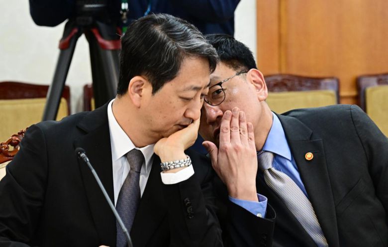 최상목 부총리 겸 기획재정부 장관(오른쪽)이 21일 정부서울청사에서 열린 경제안보전략 태스크포스(TF) 회의에서 입을 가리고 안덕근 산업통상자원부 장관에게 귓속말을 하고 있다. 대통령실사진기자단