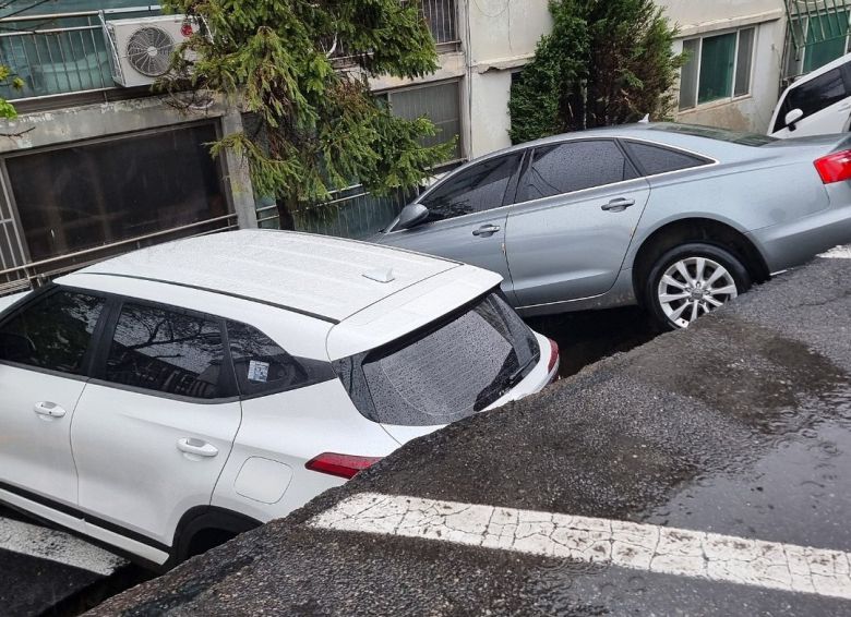 22일 오후 1시 10분께 경기 남양주시 화도읍 한 아파트 지상주차장 옹벽이 붕괴돼 차량 6대가 파손됐다. (독자제공) 2025.4.22 (남양주=뉴스1)