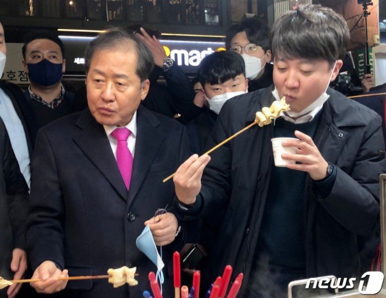홍준표 국민의힘 의원과 이준석 당 대표가 2022년 2월 12일 오후 대구 동성로 어묵가게에서 어묵을 먹고 있다. 2022.2.12/뉴스1