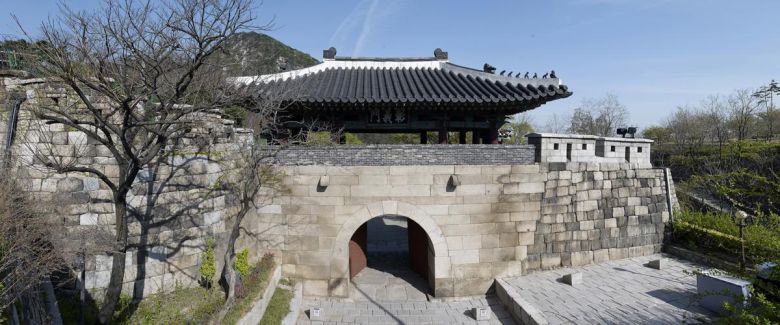 한양도성의 4소문 중 자하문의 모습. ‘자하’는 자줏빛 노을이자 부처님의 몸에서 발산되는 상서로운 자금색 광채를 뜻한다. 사진 출처 문화유산청