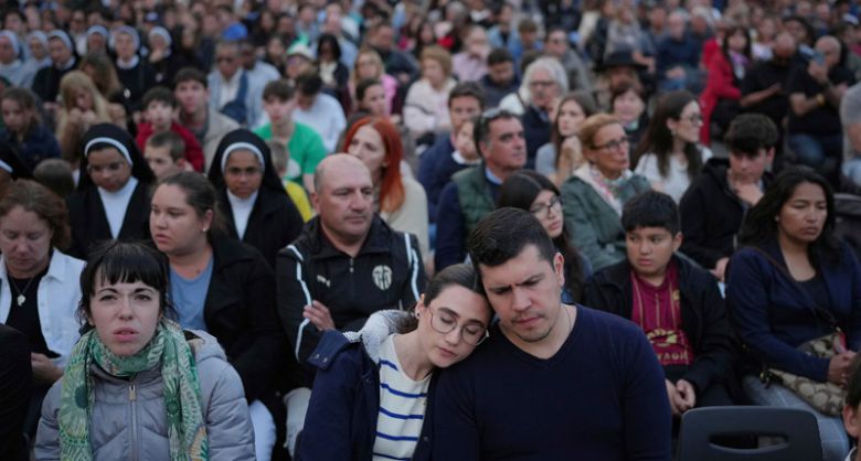같은 날 바티칸 성 베드로 광장에 모인 시민들이 교황의 선종을 애도하고 있다. 바티칸=AP 뉴시스