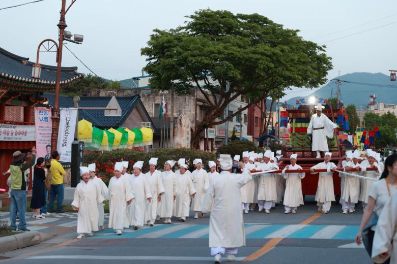 제58회 단종문화제가 25~27일 강원 영월군 일원에서 열린다. 사진은 지난해 단종문화제 때 열린 단종국장 모습. 조선시대 국장을 재현한 행사다. 영월군 제공