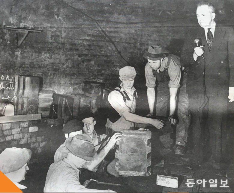 1954년 스컨소프 제철소의 퀸앤 고로 건설현장에서 BBC 기자(맨 오른쪽)가 취재하는 모습. 퀸앤 고로는 여전히 가동 중이지만, 수명이 거의 다 됐다는 게 정설이다. 브리티시 스틸 제공