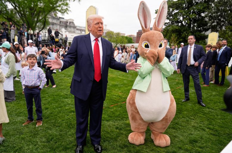 트럼프, 부활절 토끼와 함께… 도널드 트럼프 미국 대통령이 21일 워싱턴 백악관에서 열린 ‘부활절 달걀 굴리기(Easter Egg Roll)’ 행사에 참여했다. 이 행사는 부활절을 기념하는 취지로 1878년부터 열렸다. 백악관이 대중을 상대로 진행하는 가장 큰 연례행사로 꼽힌다. 워싱턴=AP 뉴시스