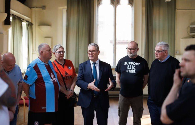 키어 스타머 영국 총리(가운데)가 브리티시 스틸 노동자들과 만나고 있다. 브리티시 스틸 제공