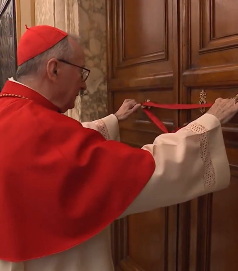 21일(현지 시간) 교황청 국무원장인 피에트로 파롤린 추기경이 프란치스코 교황이 생전 거주하던 산타 마르타의 집 문을 봉인하고 있다. 교황청 제공