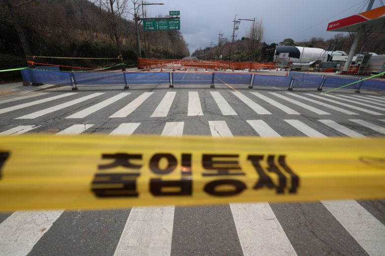 30일 오후 서울 강동구 명일동 지반침하(싱크홀) 사고 현장 모습. 2025.03.30 뉴시스