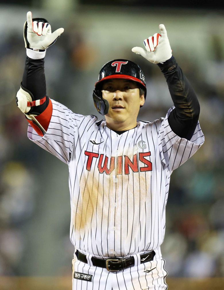 LG 김현수가 16일 서울 잠실야구장에서 열린 삼성과의 안방경기 4회말 1사 1,2루 상황에서 1타점 안타를 치고 나가 세리머니를 하고 있다. 뉴시스