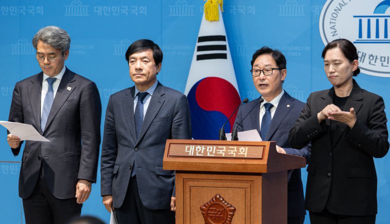 (서울=뉴스1) 박범계 국회 법제사법위원회 더불어민주당 간사를 비롯한 야당 의원들이 23일 오후 서울 여의도 국회 소통관에서 기자회견을 열고 이재명 전 더불어민주당 대표의 공직선거법 무죄 판결 대법원 전원합의체 회부에 관한 입장을 밝히고 있다. 2025.4.23/뉴스1