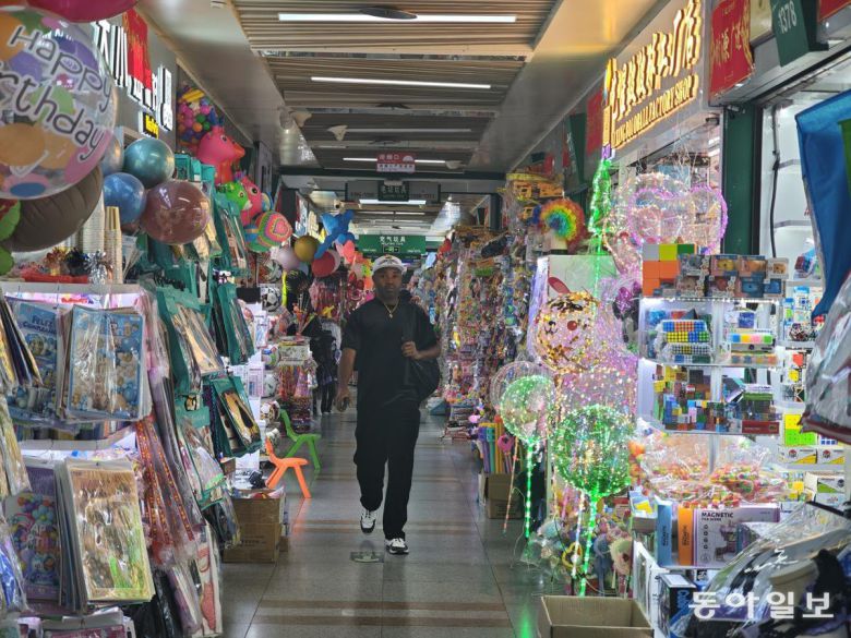 21일 이우시 국제무역성(푸텐 시장) 1층의 완구류 매장을 지나는 외국 바이어의 모습. 이우시=김철중 특파원 tnf@donga.com
