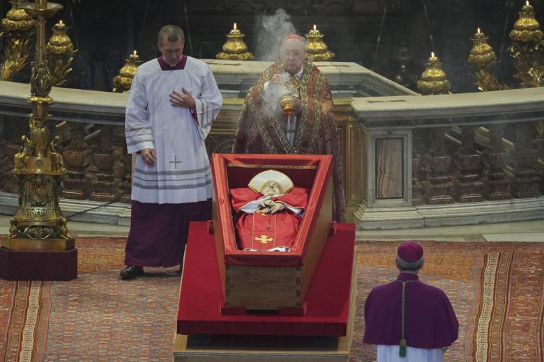 23일(현지 시간) 바티칸의 성 베드로 대성당에서 궁무처장 케빈 조셉 패럴 추기경이 프란치스코 교황의 시신 주위에 향을 뿌리고 있다. 프란치스코 교황의 시신은 사흘간 대성당에 안치돼 일반 신자들의 조문을 받는다. 2025.04.23 바티칸시국=AP 뉴시스