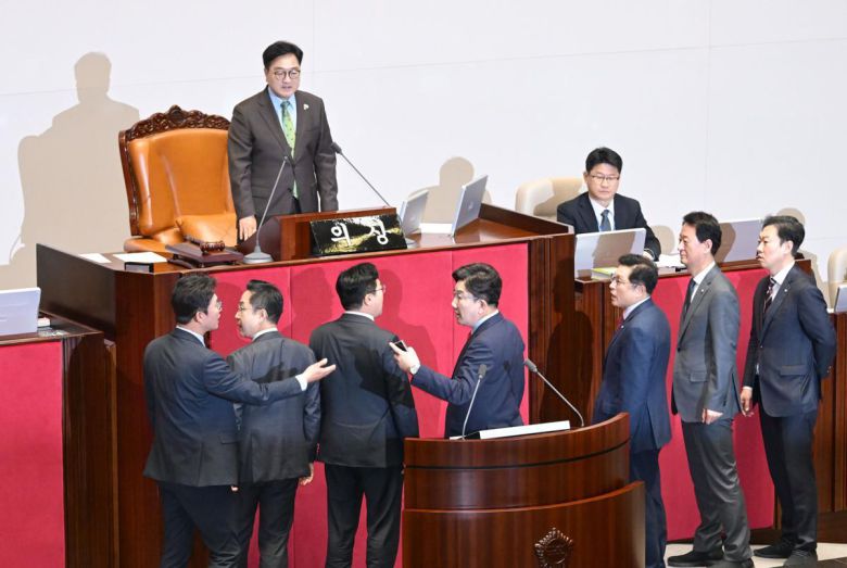 우원식 국회의장이 24일 서울 여의도 국회에서 한덕수 대통령 권한대행 겸 국무총리의 추가경정예산안 제출과 관련한 시정 연설을 마친 후 한 대행을 향해 발언하자 권성동 국민의힘 원내대표가 항의하고 있다. 사진공동취재단