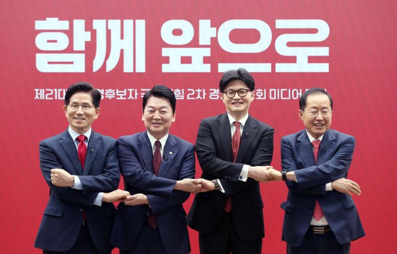 국민의힘 김문수·안철수·한동훈·홍준표 경선 후보가 23일 서울 영등포구 중앙당사에서 열린 제21대 대통령후보자 선출을 위한 2차 경선 토론회 미디어 데이에서 기념촬영을 하고 있다. 2025.4.23/뉴스1 ⓒ News1 국회사진취재단