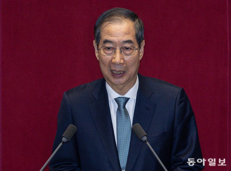한덕수 대통령 권한대행 국무총리가 24일 오전 서울 여의도 국회 본회의장에서 열린 제424회 국회(임시회) 제6차 본회의에서 2025년도 제1회 추가경정예산안에 대한 정부의 시정연설을 하고 있다. 사진공동취재단