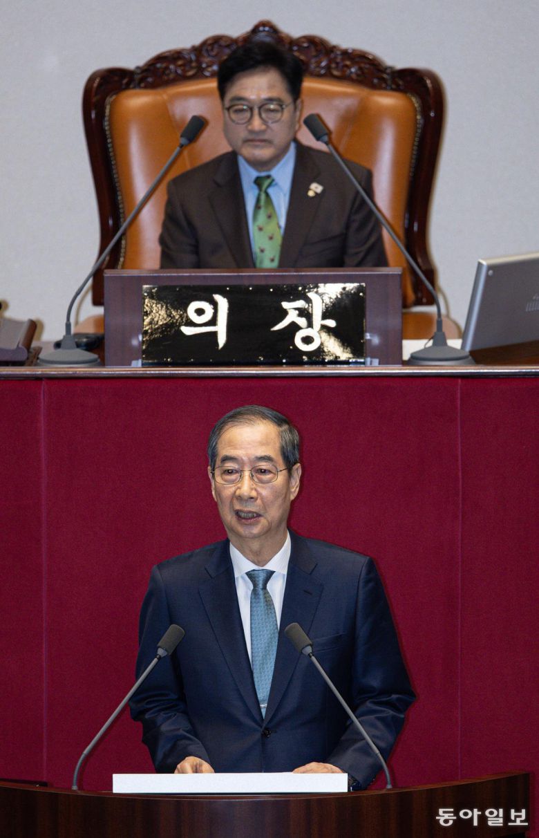 한덕수 대통령 권한대행 국무총리가 24일 오전 서울 여의도 국회 본회의장에서 열린 제424회 국회(임시회) 제6차 본회의에서 2025년도 제1회 추가경정예산안에 대한 정부의 시정연설을 하고 있다. 사진공동취재단