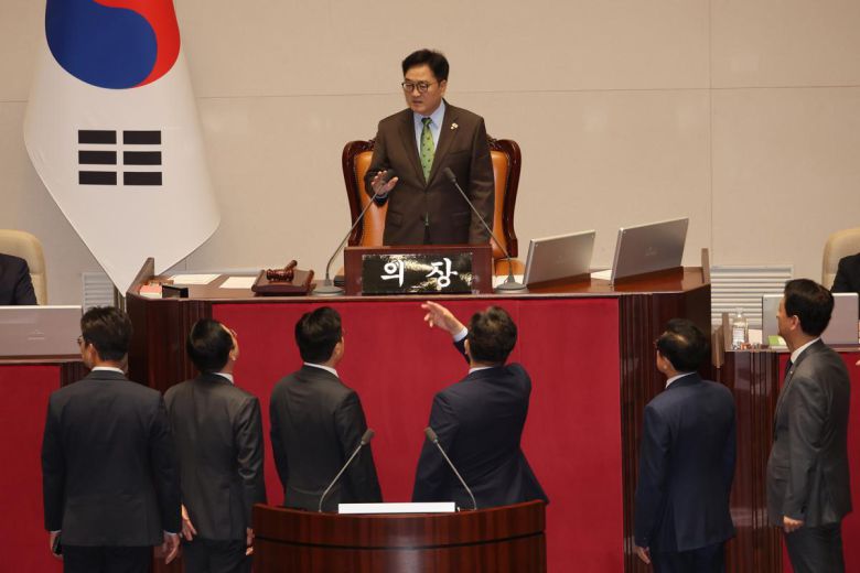 권성동 국민의힘 원내대표가 24일 오전 서울 여의도 국회 본회의장에서 열린 제242회 국회(임시회) 제6차 본회의에서 우원식 국회의장의 발언에 항의하고 있다. (공동취재) 2025.4.24/뉴스1