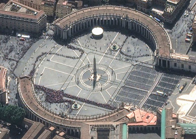 바티칸 광장에 조문객 긴 줄 선종한 프란치스코 교황에 대한 일반인 조문이 시작되자 23일 바티칸 성 베드로 대성당 앞 광장에서 조문객들이 긴 줄을 서서 기다리고 있다. 교황청은 당초 조문을 이날 밤 12시까지 허용했지만 인파가 몰리자 대성당을 밤새 개방하기로 했다. 바티칸=AP 뉴시스