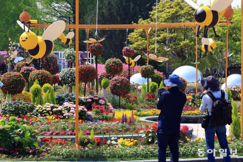 올해로 제17회를 맞은 2025 고양국제꽃박람회는 25일부터 5월 11일까지 ‘꽃, 상상 그리고 향기’를 주제로 경기 고양시 일산호수공원 일원에서 개최된다.고양=전영한 기자 scoopjyh@donga.com