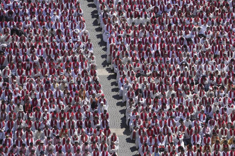 프란치스코 교황의 장례미사가 집전된 26일(현지시간) 성베드로 대성당 광장에서 장례미사에 참석한 가톨릭 사제들이 기도하고 있다. AP 뉴시스