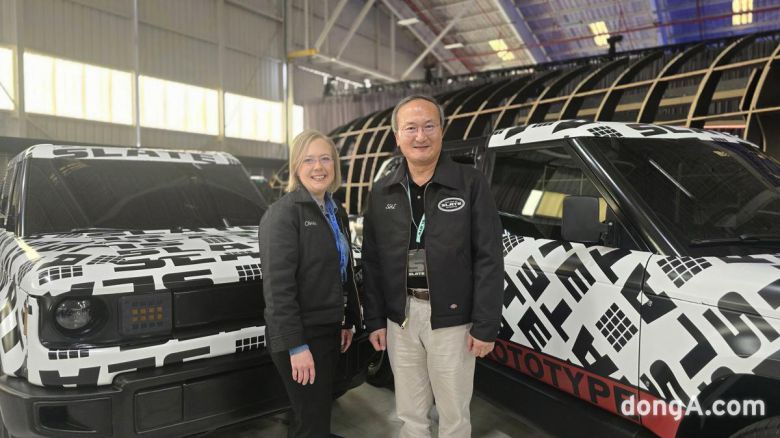 이석희 SK온 대표이사 사장(오른쪽)과 크리스 바먼(Chris Barman) 슬레이트 CEO가 기념사진을 촬영하고 있다.