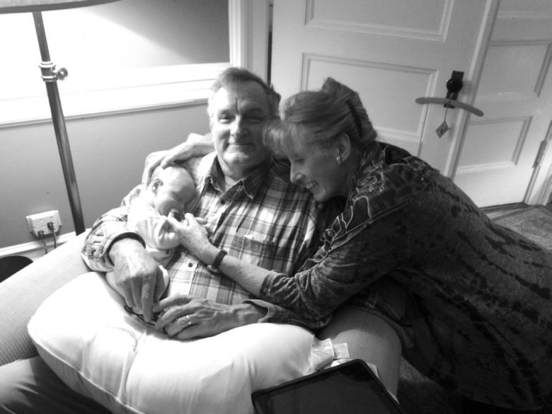 첫 손주와 시간을 보내고 있는 저자와 그의 남편. 아빠는 물론이고 할아버지도 아이와 함께 친밀한 시간을 보내면 ‘엄마처럼’ 옥시토신 분비가 증가한다. 에이도스 제공