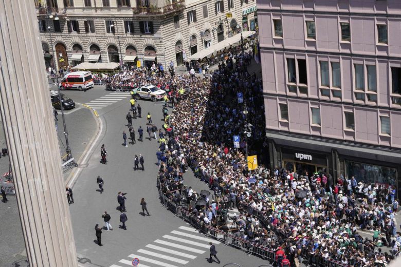 프란치스코 교황의 장례미사가 집전된 26일 이탈리아 로마의 교황 운구 경로에 모인 사람들이 교황 운구차가 지나가기를 기다리고 있다. AP 뉴시스