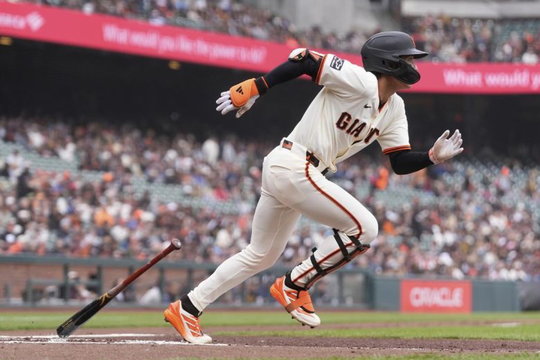 샌프란시스코 이정후가 25일 미국프로야구 메이저리그(MLB) 밀워키와의 안방경기에서 1회말 선발 투수 터바이어스 마이어스를 상대로 오른쪽 담장을 원바운드로 때리는 2루타를 친 뒤 1루로 달려 나가고 있다. 샌프란시스코=AP 뉴시스