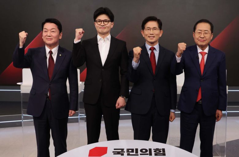 26일 서울 중구 매경미디어센터에서 열린 국민의힘 대통령 선거 제2차 경선 후보자 토론회에서 후보들이 토론에 앞서 기념 촬영을 하고 있다. 왼쪽부터 안철수, 한동훈, 김문수, 홍준표 후보. 뉴스1