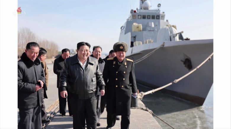 김정은 북한 국무위원장이 2일 남포조선소를 방문해 전쟁준비를 위해 해군무력 강화의 중요성을 강조했다고 조선중앙TV가 3일 보도하고 있다. (사진=조선중앙TV 캡처) 2024.02.03. 뉴시스