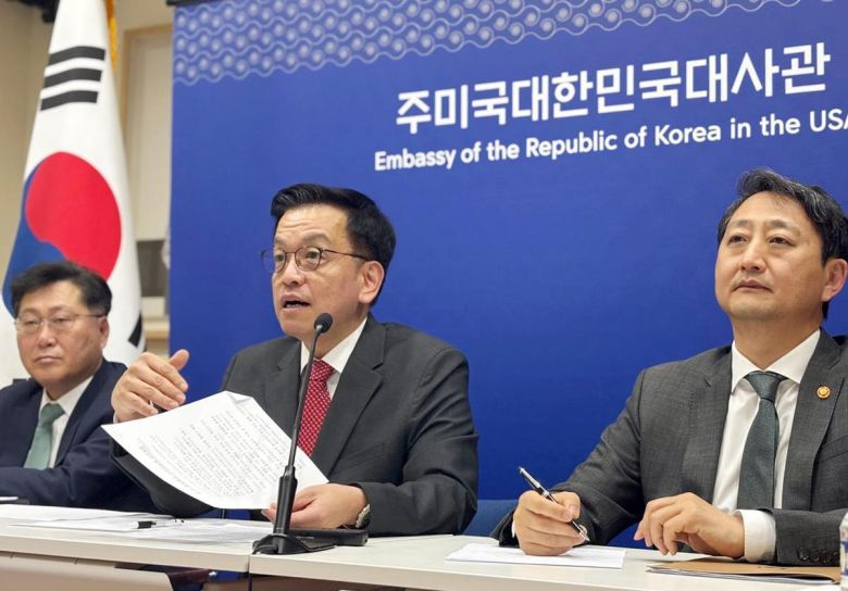 최상목 부총리 겸 기획재정부 장관(가운데)이 24일 (현지 시간) 미국 워싱턴 주미 대사관에서 안덕근 산업통상자원부 장관(오른쪽)과 함께 한미 2+2 통상협의 후 합동 브리핑을 하고 있다. 워싱턴=뉴시스