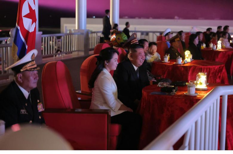 북한 김정은 국무위원장과 딸 김주애가 지난 25일 남포조선소에서 열린 5,000t급 신형다목적구축함 ‘최현호’ 진수식에 참석해 있다. 노동신문 뉴스1