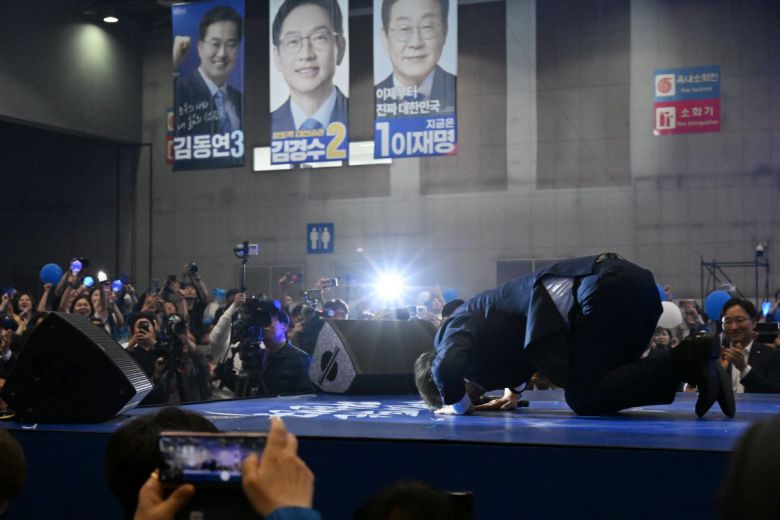 21대 대선 더불어민주당 후보로 선출된 이재명 후보가 27일 경기 고양시 킨텍스에서 열린 수도권·강원·제주 합동연설회에서 수락연설을 마친뒤 큰절하고 있다. 2025.4.27/사진공동취재단