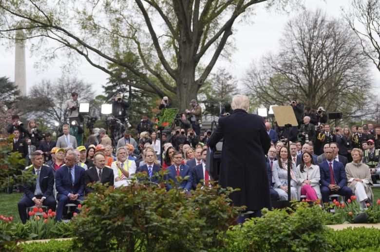 2일 백악관 로즈 가든에서 내각과 언론 앞에서 상호관세 부과 계획을 발표하고 있는 트럼프 대통령. 워싱턴=AP 뉴시스