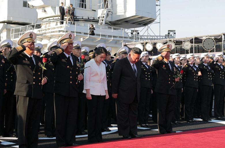 북한 김정은 국무위원장과 딸 김주애가 지난 25일 남포조선소에서 열린 5,000t급 신형다목적구축함 ‘최현호’ 진수식에 참석해 있다. 노동신문  뉴스1
