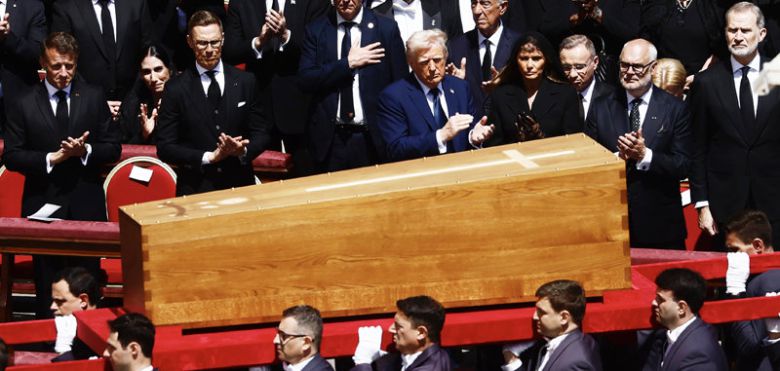 26일(현지 시간) 바티칸에서 거행된 프란치스코 교황의 장례미사에 참석한 각국 정상들이 프란치스코 교황의 관이 성 베드로 광장으로 운구되는 모습을 지켜보고 있다. 이날 장례미사에는 앞줄에 선 도널드 트럼프 미국 대통령과 부인 멜라니아 여사(가운데), 에마뉘엘 마크롱 프랑스 대통령(왼쪽) 등을 포함한 170여 개국 대표단이 참석했다. 바티칸=AP 뉴시스